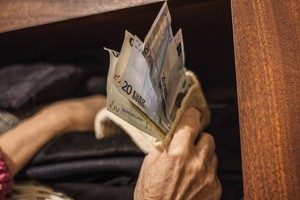 „Chirurgas“ iš senolės išviliojo 1 000 eurų