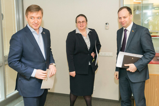 Ramūnas Karbauskis nusitaikė į du didžiuosius vaistinių tinklus