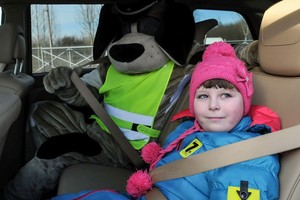 Priminė apie pavojus, kurie kyla nesisegant diržų galinėse sėdynėse