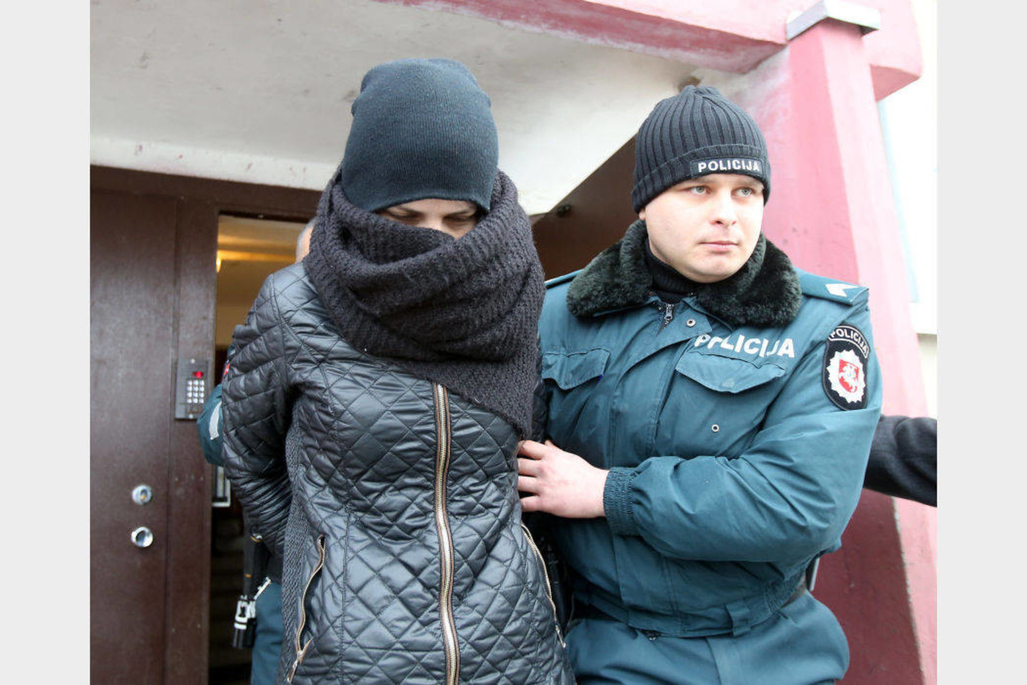 Antradienio rytą į Mindaugo gatvės daugiabutį, kur buvo mirtinai nukankintas keturmetis – policija atvežė jo motiną, 23 metų Moniką Kaziukaitytę.<br>A.Barzdžiaus (rinkosaikste.lt) nuotr.