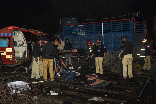 Pakistane per mitingą Lahore susprogdinta bomba