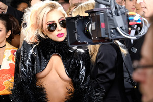 Lady Gaga apdovanojimų ceremonijoje rizikingai demonstravo krūtinę