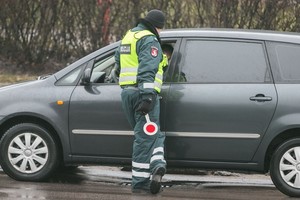 Teisę vairuoti ėmė atiminėti be jokių įrodymų: vairuotojus įspėjo apie vienintelę išeitį