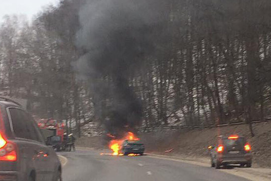 Judrioje Vilniaus gatvėje pavakare sudegė „Peugeot“