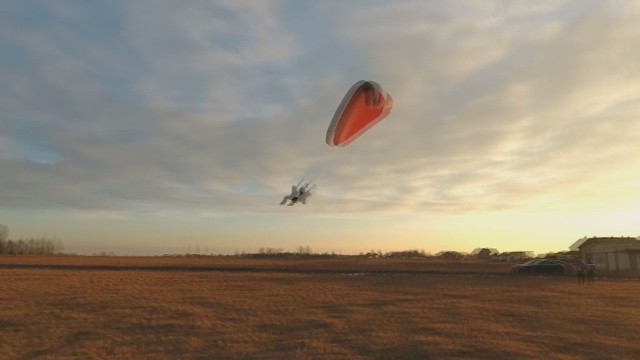 Nufilmavo parasparnio skrydį Lietuvos padangėje