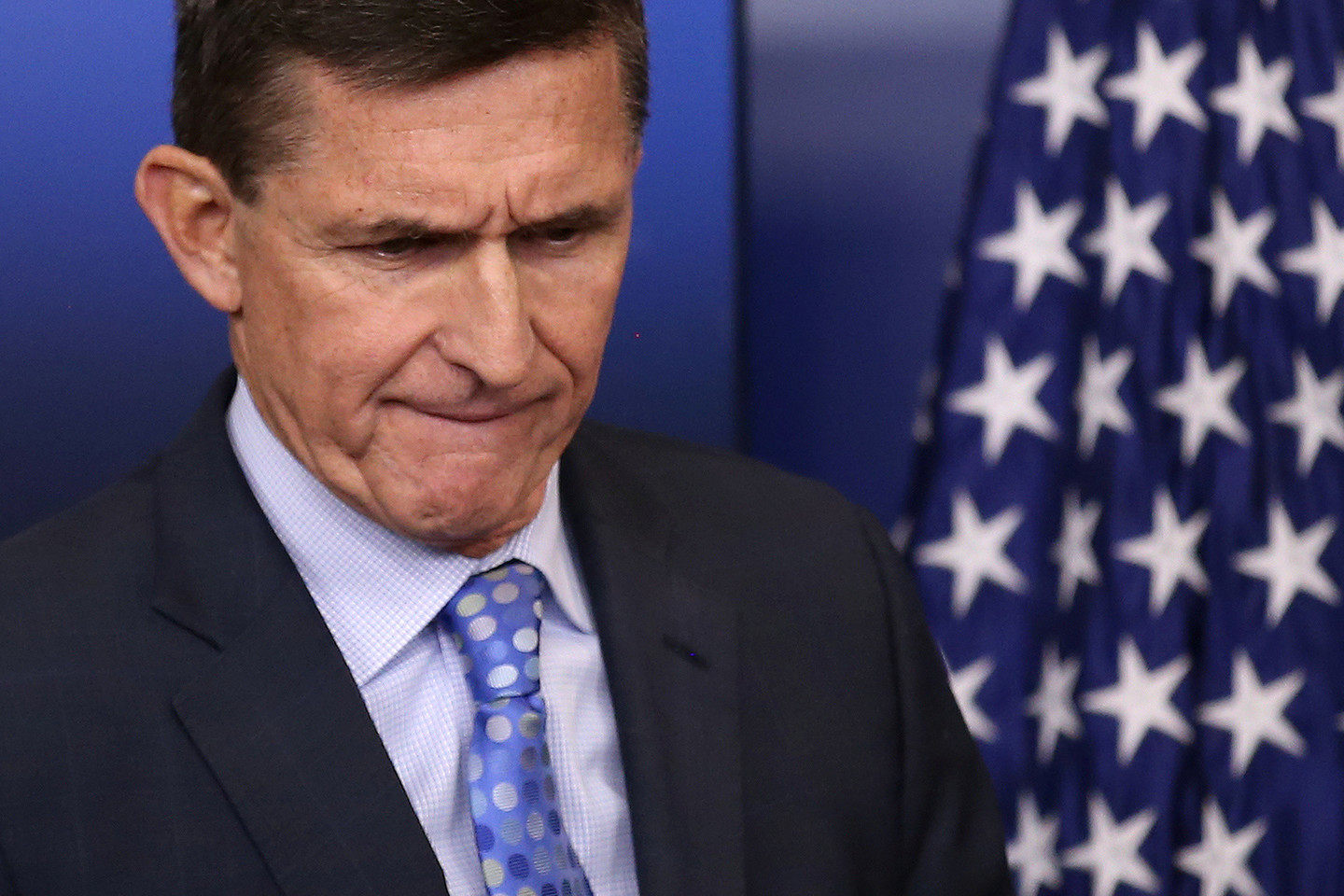 M.Flynno pasitraukimas nepraėjus nė mėnesiui nuo D.Trumpo administracijos darbo pradžios tapo neįprastai ankstyvu sukrėtimu prezidento pagrindinių patarėjo rate.<br>Reuters/Scanpix nuotr.