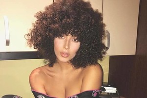 Karolina Meschino netikėtas garbanas susisuko tualetiniu popieriumi