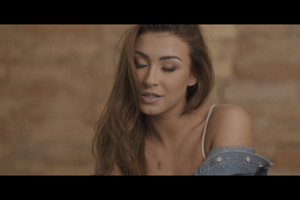 Valentino dienai skirtame Eglės Jakštytės naujame vaizdo klipe – asmeninė meilės istorija