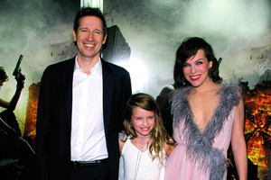 Milla Jovovich per filmavimo pertraukas nesivaržydama žindė kūdikį