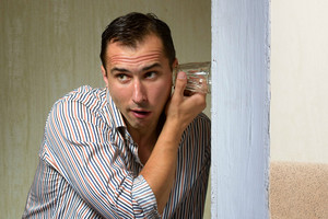 Paslaptingas kaimynų elgesys gąsdina gyventojus: „Žmona jau bijo grįžti namo“