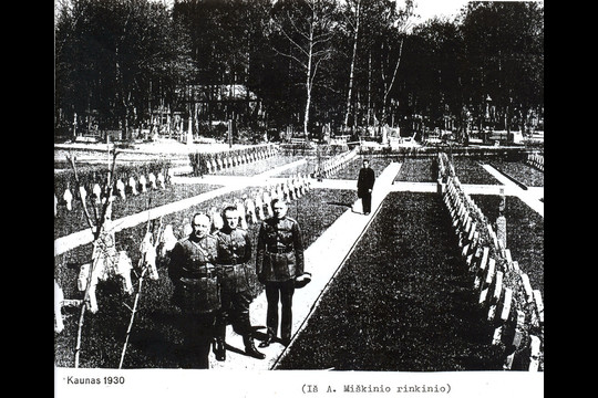 Taip atrodė miesto kapinės bei čia palaidoti kariai savanoriai prieš jas uždarant.<br>M.Patašiaus nuotr.