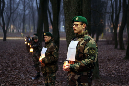 Buvusiose kapinėse žuvusius už Lietuvos laisvę ir nepriklausomybę karius savanorius pagerbė apie 40 gyvų paminklų.<br>M.Patašiaus nuotr.
