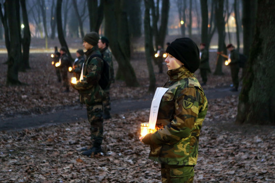 Buvusiose kapinėse žuvusius už Lietuvos laisvę ir nepriklausomybę karius savanorius pagerbė apie 40 gyvų paminklų.<br>M.Patašiaus nuotr.