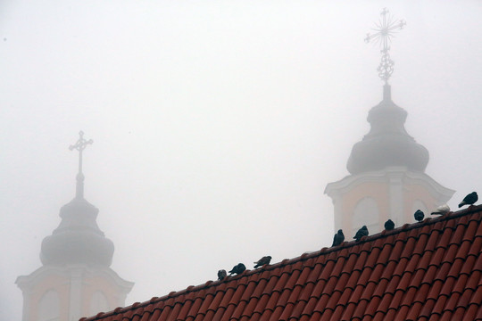 Kaunas apsigaubęs rūko šydu tapo paslaptingas ir romantiškas.<br>M.Patašiaus nuotr.