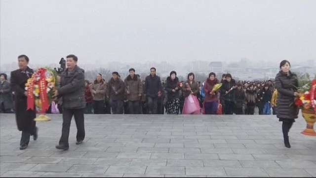 Šiaurės korėjiečiai verčiami švęsti mirusio lyderio gimimo metines