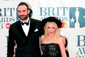 Kylie Minogue neištikimą sužadėtinį išgrūdo su trenksmu