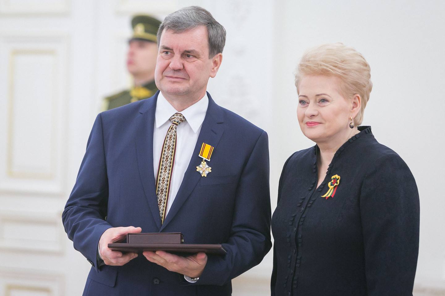 Vasario 16-ąją Prezidentūroje apdovanoti Lietuvai nusipelnę asmenys.<br>T.Bauro nuotr.
