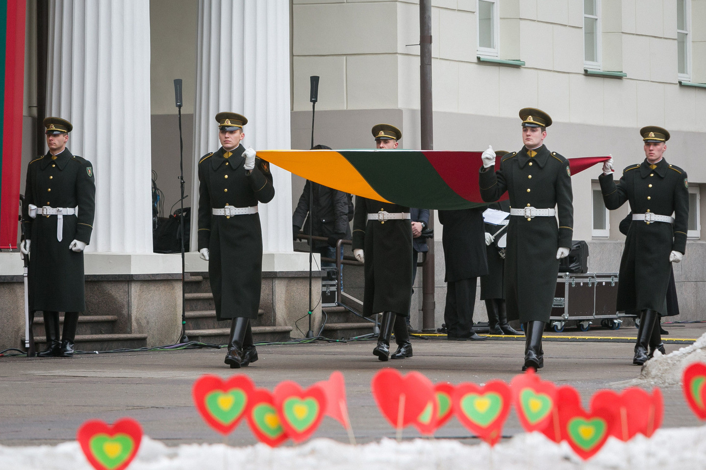 Po iškilmingos ceremonijos Prezidentūroje – Baltijos valstybių vėliavų pakėlimo ceremonija S.Daukanto aikštėje.<br>T.Bauro nuotr.