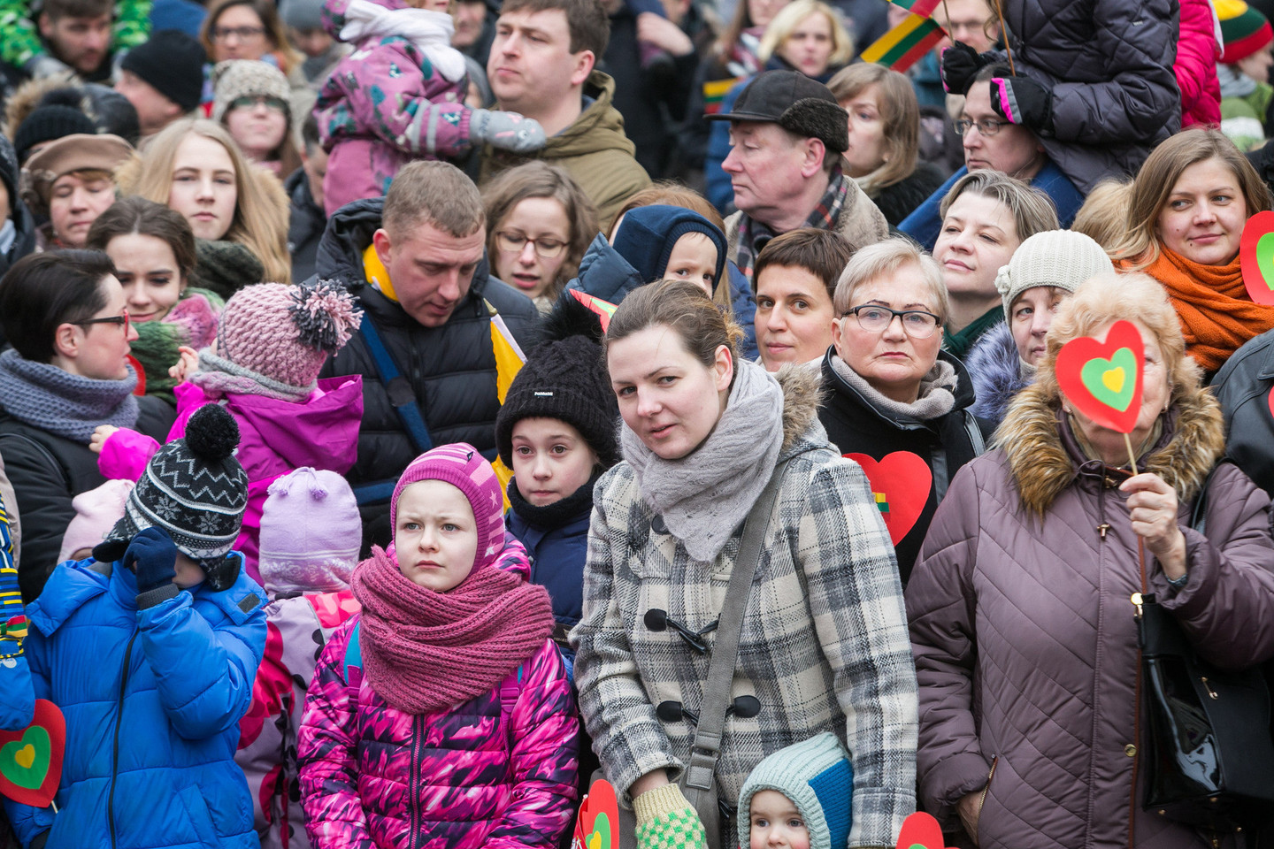 Po iškilmingos ceremonijos Prezidentūroje – Baltijos valstybių vėliavų pakėlimo ceremonija S.Daukanto aikštėje.<br>T.Bauro nuotr.