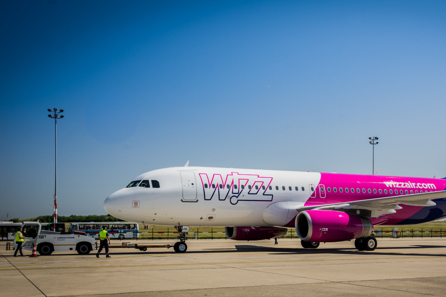 Trys nauji „Wizz Air“ skrydžiai sujungs Londono Lutono oro uostą su Tel Avivu Izraelyje, Kosovo sostine Priština ir Kutaisiu Gruzijoje.<br>Organizatorių nuotr.