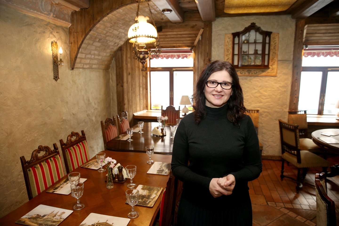Vilniaus restoranas bistro „Mykolo 4“ vadovę Zitą Rimkienę surengti pokylinius pietus kaunietiškai įkvėpė tarpukario knyga.<br>R.Danisevičiaus nuotr.