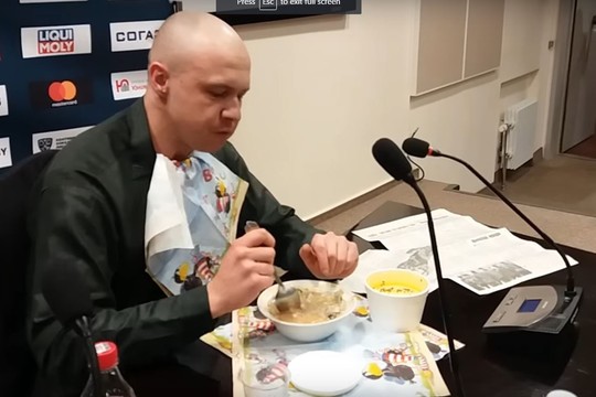 Baltarusijos sporto žurnalistas pralaimėjo lažybas – teko valgyti savo laikraštį