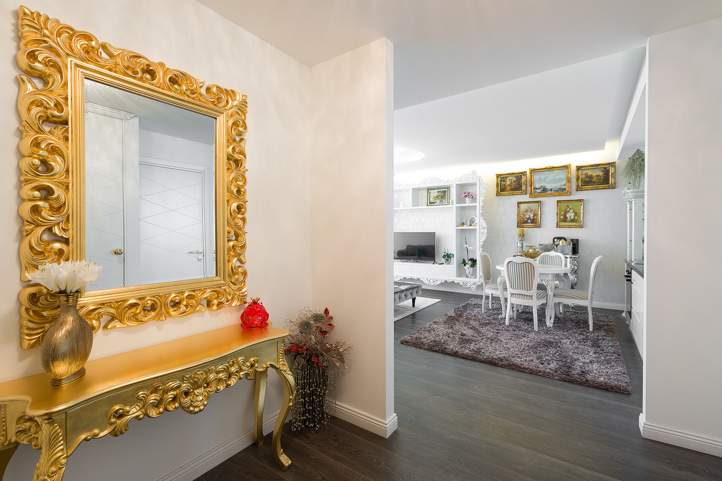 Prabangiame dviejų kambarių bute dominuoja klasikinio stiliaus baldai, išskyrus virtuvės ir vonios zonas, kurios įrengtos moderniai.<br>„Capital“ nuotr.