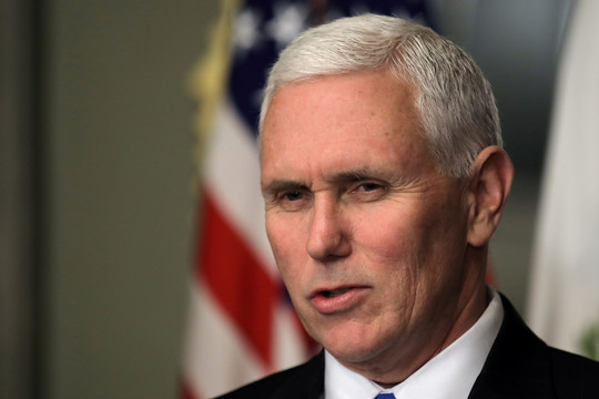 Mike'as Pence'as siekia nuraminti JAV sąjungininkes
