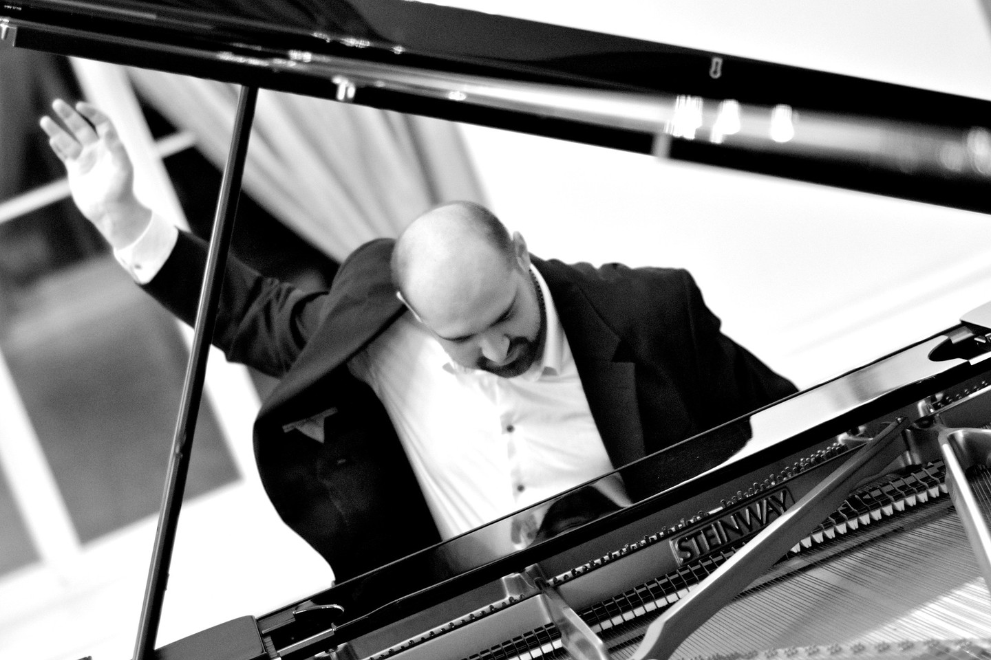 Nepaprasto grožio vokaliniams kūriniams kovo 8-osios koncerte „Vaidilos“ teatre akompanuos pianistas J.Šervenikas.