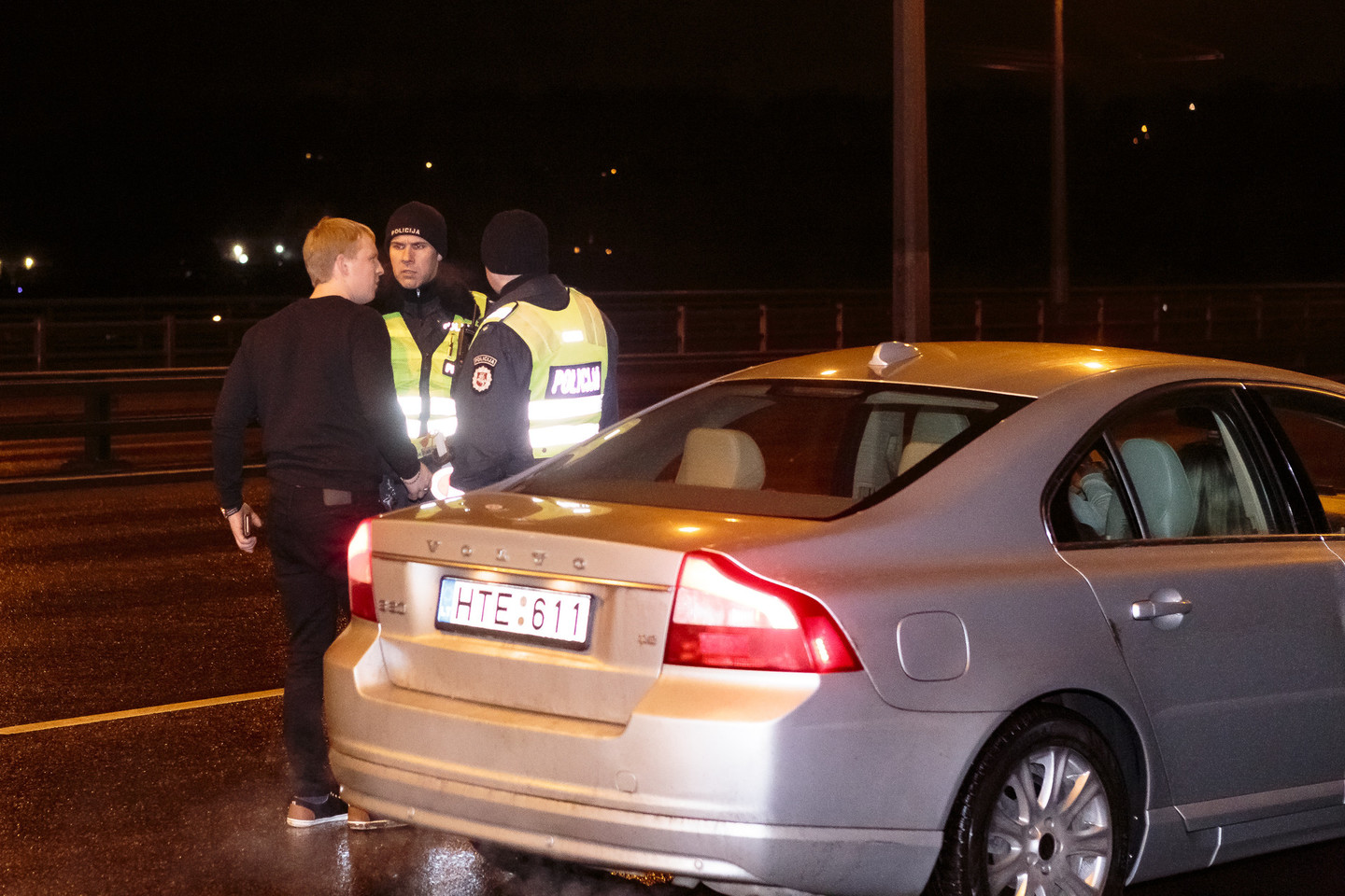 Chuliganiškai besielgiantis „Volvo“ keleivis.<br>G. Bartuškos nuotr.