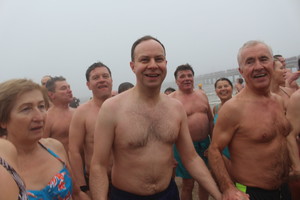 Populiarėjanti mada maudytis lediniame vandenyje - štai kas nutinka organizmui