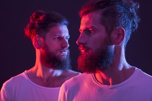 Dvyniai patys nuotraukose ne visada atskiria, kur yra kuris