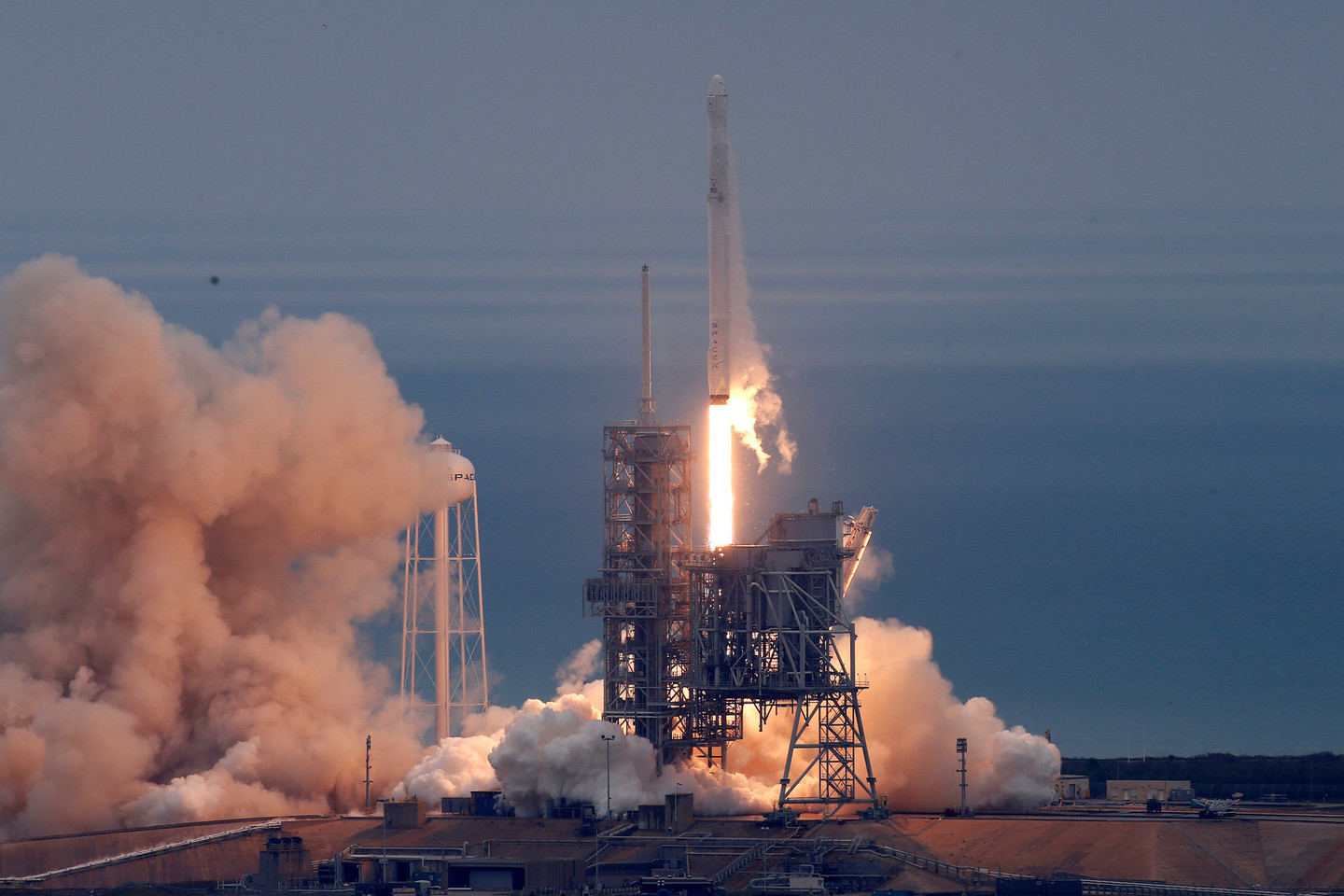 Raketos „Falcon 9“, turinčios nuskraidinti kapsulę „Dragon“ į Tarptautinę kosminę stotį (TKS), startas įvyko planuotu naujuoju laiku: 9 val. 38 min. vietos (16 val. 38 min. Lietuvos) laiku iš raketų leidimo aikštelės 39A.<br>Reuters/Scanpix nuotr.
