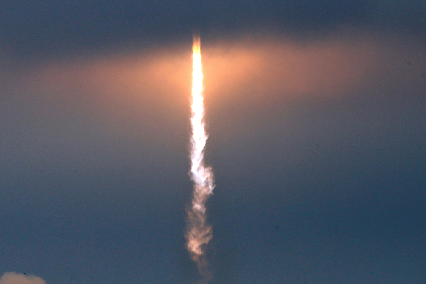 Raketos „Falcon 9“, turinčios nuskraidinti kapsulę „Dragon“ į Tarptautinę kosminę stotį (TKS), startas įvyko planuotu naujuoju laiku: 9 val. 38 min. vietos (16 val. 38 min. Lietuvos) laiku iš raketų leidimo aikštelės 39A.<br>Reuters/Scanpix nuotr.