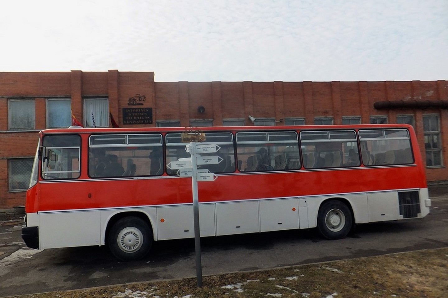 Sėdę į seną „Ikarus 256“ autobusą technikos entuziastai leidosi į žygį po istorinių automobilių muziejus Lietuvoje.<br>„Retromobile“ nuotr.