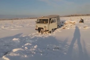 Įklimpęs vyras trinktelėjo UAZ durimis ir akimirksniu sulaukė netikėto atsako