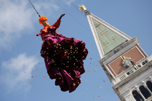 Venecijoje angelo skrydžiu prasidėjo kasmetinis karnavalas