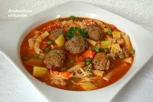 Tiršta daržovių sriuba su mėsos kukuliais – tokią mėgsta visa šeima