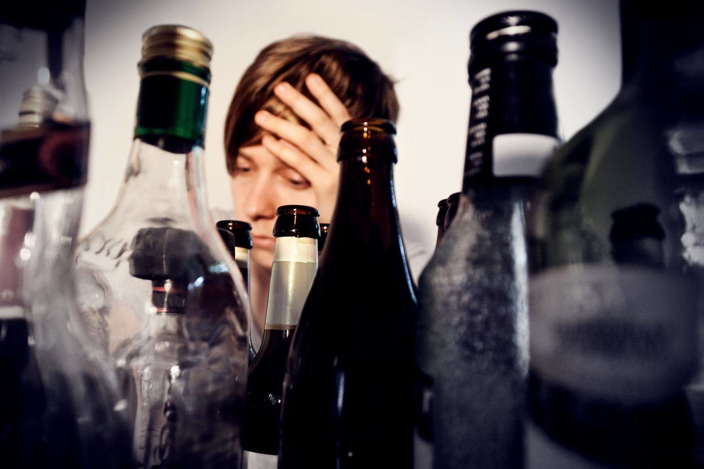 Pasak psichologės psichoterapeutės R.Tomkevičienės, savo elgesio pasekmes labai svarbu patirti ne tik nuo alkoholio priklausomiems žmonėms, bet ir jų artimiesiems, nes kitaip neįmanoma išmokti pamokų.<br>123rf nuotr.