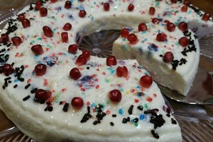 Varškės desertas su sutirštintu pienu ir uogomis