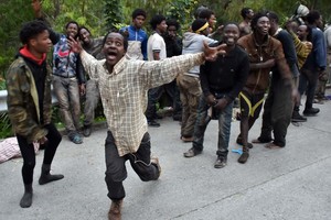 Per sieną į Ispanijos Seutos miestą pateko dar keli šimtai migrantų