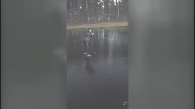 Bloga idėja: vyras sugalvojo pažaisti golfą ant ežero ledo
