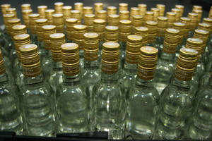 Lenkai juokiasi: į policiją kreipėsi dėl to, kad sugėrovas sukčiavo pilstant degtinę