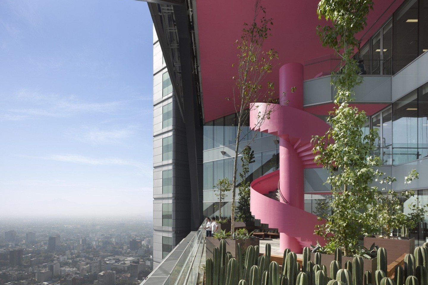 Geriausias biurų pastatas – „BBVA Bancomer“ dangoraižis Meksikoje<br>„Archdaily“ nuotr.