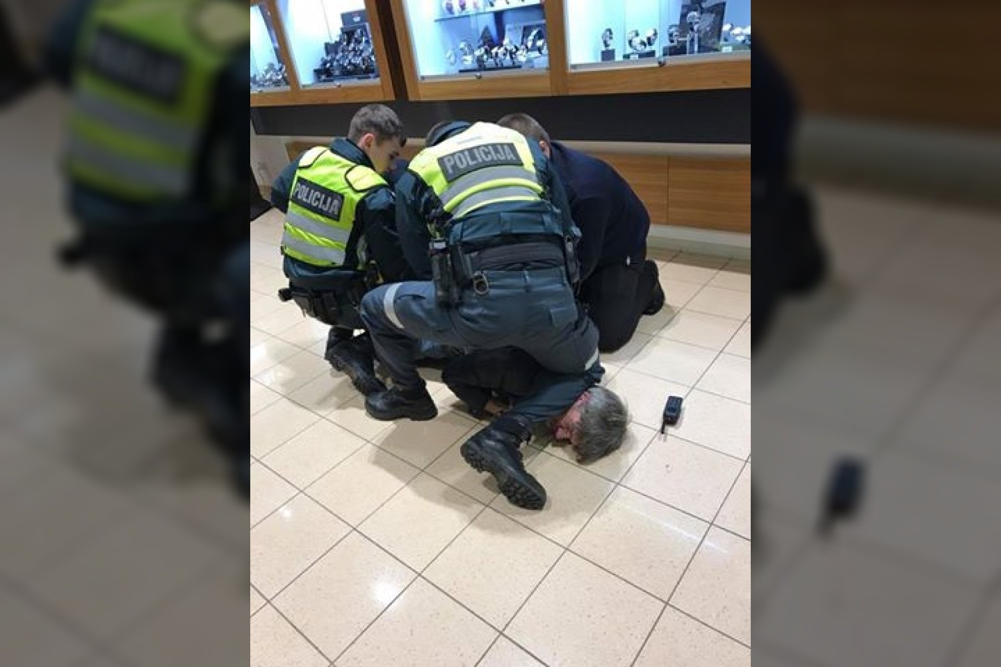 Už laikrodžio remontą mokėti nenorėjusį vyrą policija tramdė elektros šoku.<br>Facebook/Dailius Dargis nuotr.