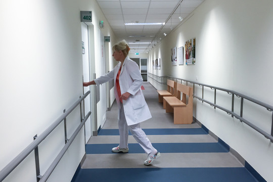 Medikai atskleidė mamos melą apie mažametės sužalojimus