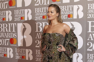 Rita Ora nustebino: kareivišką stilių suderino su blizgučiais