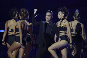 Britų muzikos apdovanojimų šou vainikavo Robbie Williamsas ir erotiškos šokėjos