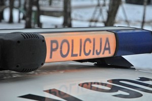 Naktį automobilį ardę ilgapirščiai nugvelbė net variklio dangtį