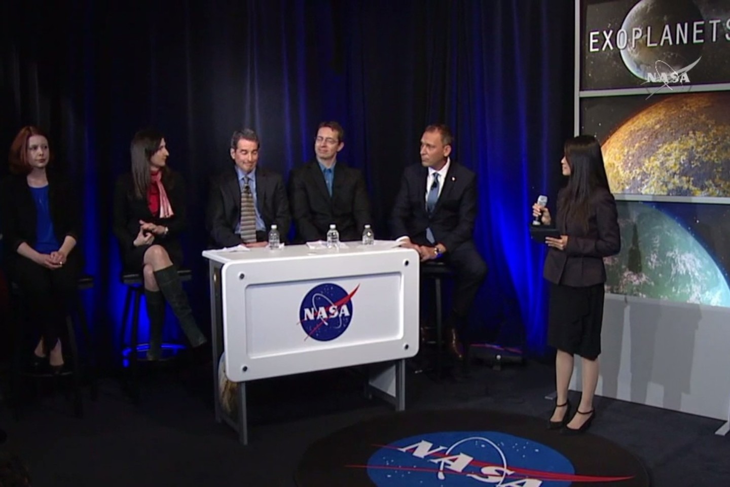 Konferencijos akimirka. S. Seager – antra iš kairės, M.Gillonas – trečias iš dešinės.<br>NASA iliustr.